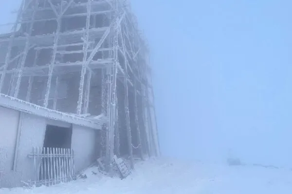 Засніжена гора Піп Іван