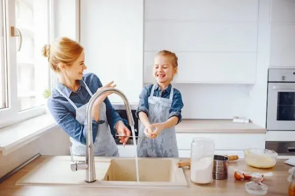 Латунные смесители для кухни: особенности, преимущества и выбор