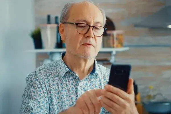 Пенсіонер з телефоном