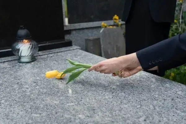 Де замовити меморіальний памʼятник і що при цьому враховувати?