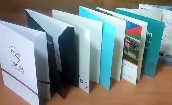 Виготовлення брендованих папок для юристів: ефективний інструмент реклами та маркетингу