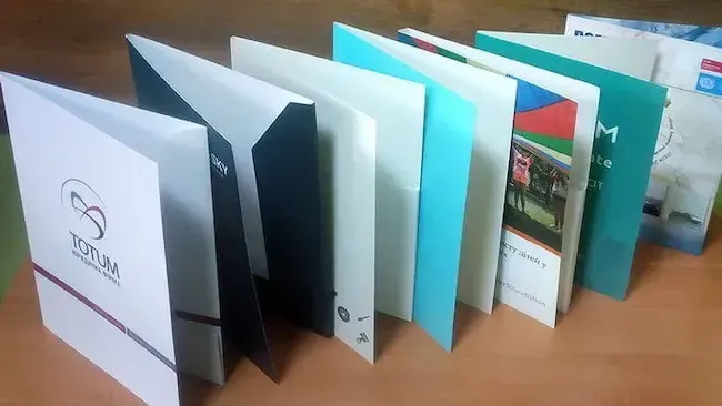 Виготовлення брендованих папок для юристів: ефективний інструмент реклами та маркетингу