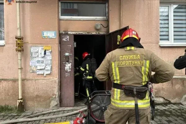 Рятувальники Франківщини евакуювали з пожежі вісьмох людей та собаку