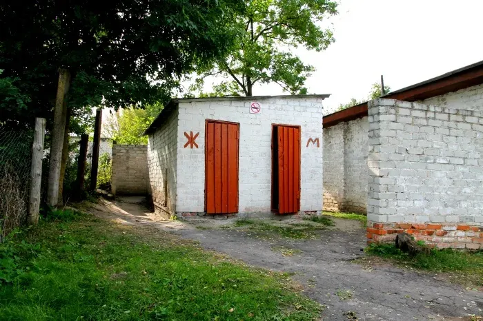 Шкільні вуличні туалети