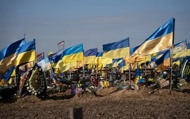 На Франківщині з могил загиблих військових викрали муляжі нагород
