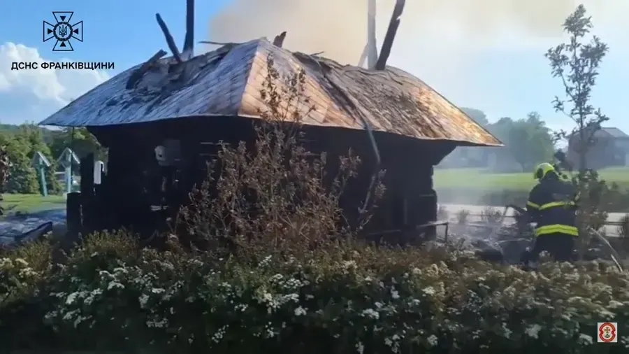 На Прикарпатті горіла дзвінниця