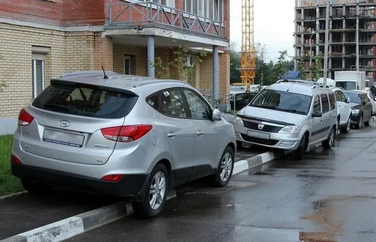 Парковка на тротуарі