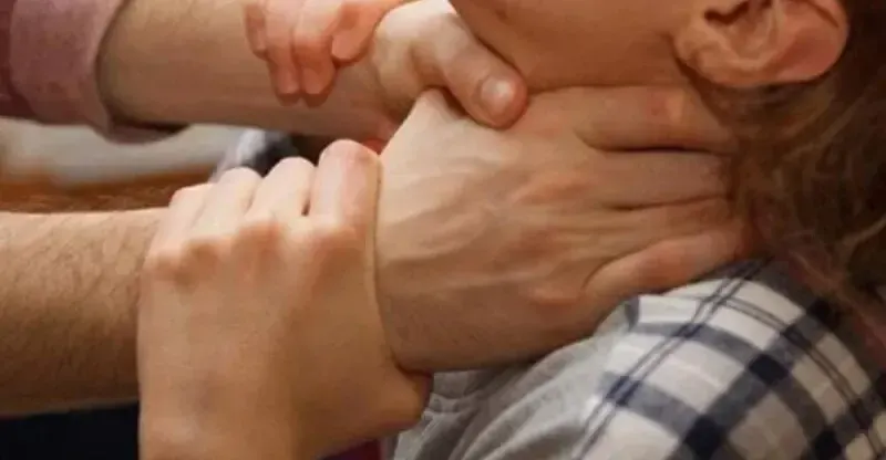 Душив підлітка