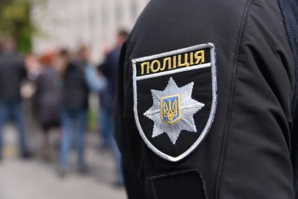 В Івано-Франківську патрульні оперативно надали домедичну допомогу хлопцю з порізами рук