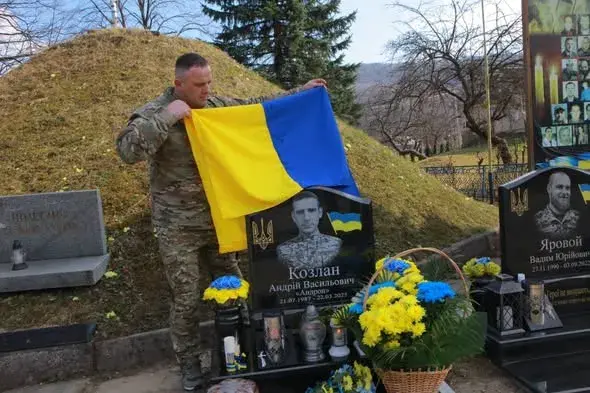 У Шешорах освятили меморіальну стелу воїну Андрію Козлану