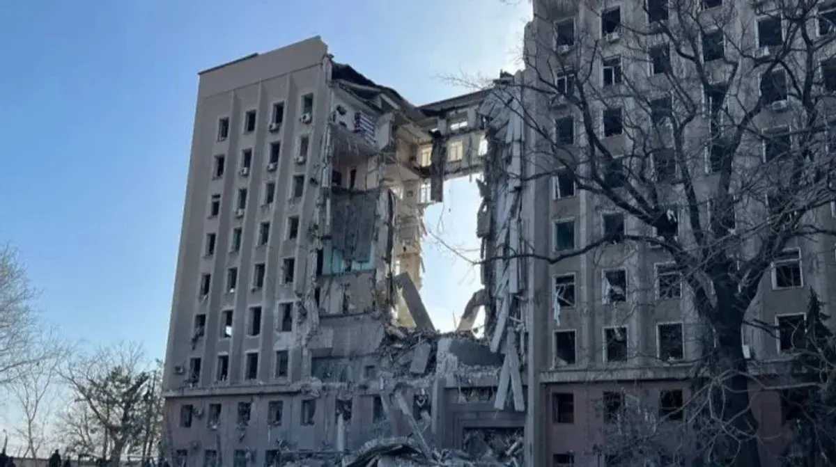У Миколаєва чоловік вистрибнув з даху зруйнованої будівлі ОВА
