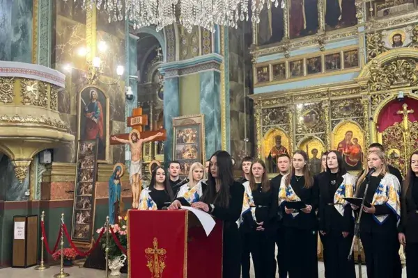 Молитва за державу: у головному соборі Франківська майбутні медики пройшли Хресну дорогу