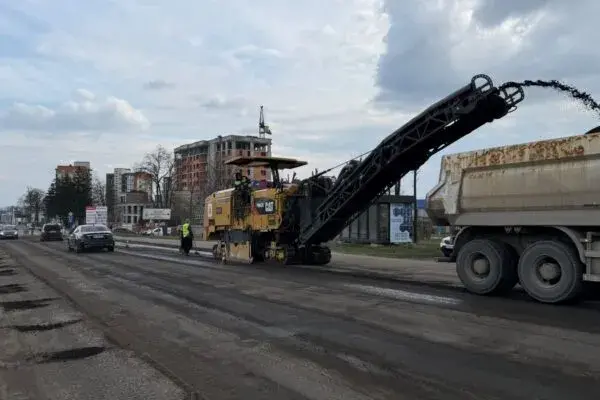 На Калуському шосе ліквідовують аварійну ямковість: триває ремонт ділянки траси Н-09