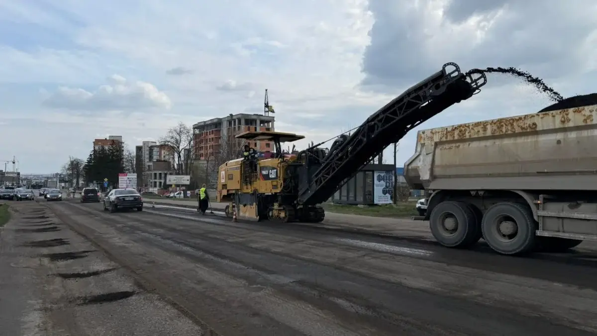 На Калуському шосе ліквідовують аварійну ямковість: триває ремонт ділянки траси Н-09
