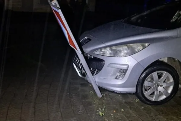 ДТП на кільці у Франківську: нетверезий водій на Peugeot протаранив дорожній знак