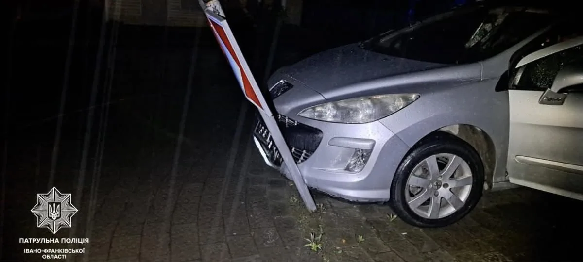 ДТП на кільці у Франківську: нетверезий водій на Peugeot протаранив дорожній знак