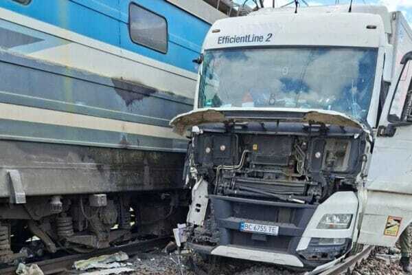 На Львівщині вантажівка зіткнулася з поїздом "Перемишль – Київ"