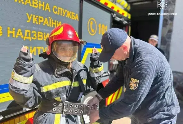 Будні рятувальників очима дітей: для учнів Долинського ліцею провели екскурсію до пожежної частини