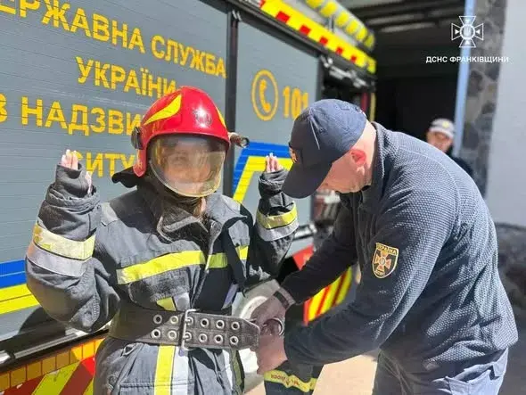 Будні рятувальників очима дітей: для учнів Долинського ліцею провели екскурсію до пожежної частини