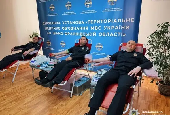 Поліцейські Прикарпаття долучилися до донорства крові заради порятунку життів