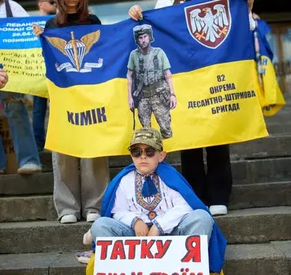 Біля Івано-Франківського драмтеатру відбулась акція «Не мовчи! Полон вбиває!»