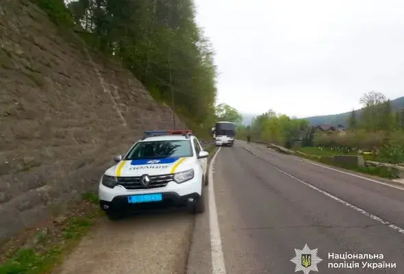 ДТП у Татарові: легковик після зіткнення з автобусом впав у річку — поліція працює на місці події