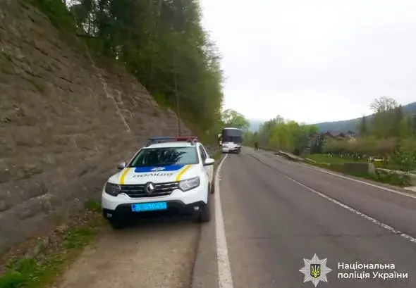 ДТП у Татарові: легковик після зіткнення з автобусом впав у річку — поліція працює на місці події