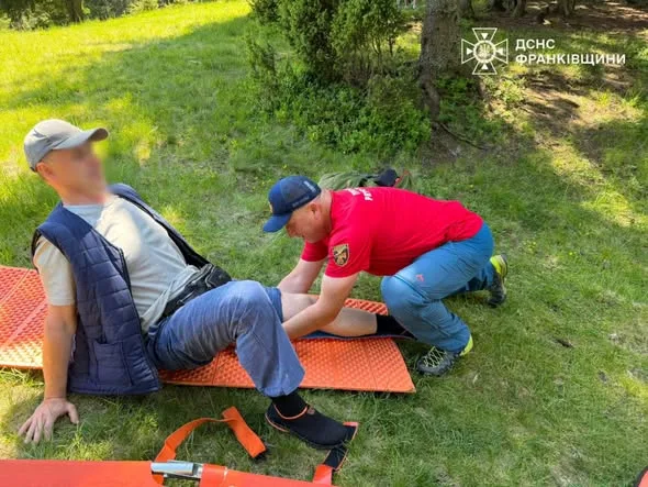 Рятувальники надали допомогу травмованому туристу в горах