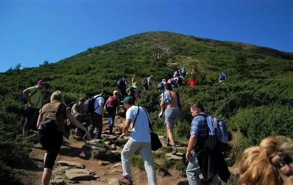 Спека в Карпатах: як безпечно вирушати в гори: поради від працівників Спортивної-туристичної бази «Заросляк»