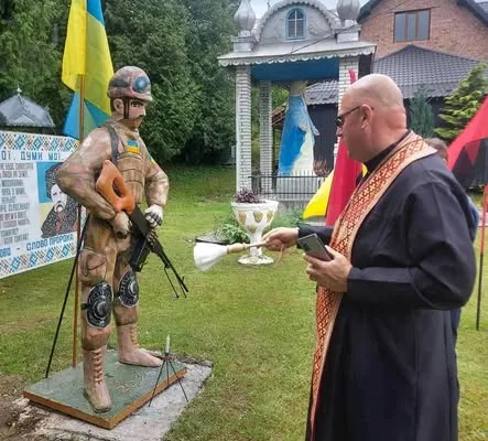 У селі Рунгури на Коломийщині освятили скульптури воїна УПА та сучасного Героя
