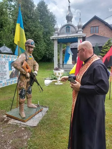 У селі Рунгури на Коломийщині освятили скульптури воїна УПА та сучасного Героя