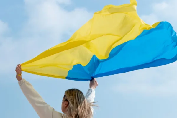 Сьогодні святкують День Української Державності 2026: привітання у смс-повідомленнях та листівках