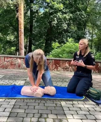 На благодійному ярмарку в Івано-Франківську патрульні навчали містян домедичній допомозі