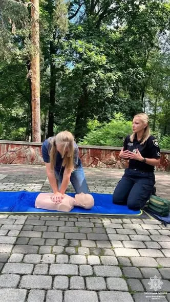 На благодійному ярмарку в Івано-Франківську патрульні навчали містян домедичній допомозі