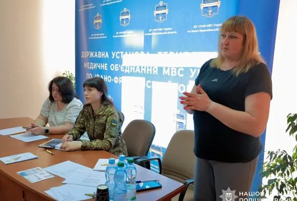 Соціальна адаптація та працевлаштування: у Франківську поліцейські долучилися до міжвідомчої зустрічі з підтримки ветеранів