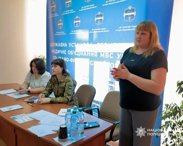 Соціальна адаптація та працевлаштування: у Франківську поліцейські долучилися до міжвідомчої зустрічі з підтримки ветеранів