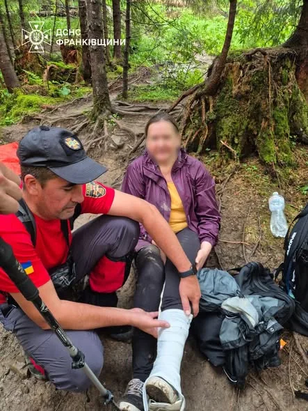 Рятувальники Прикарпаття надали допомогу травмованій туристці в горах