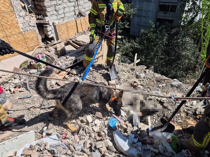 У Львові з-під завалів зруйнованого будинку деблокували тіло загиблого