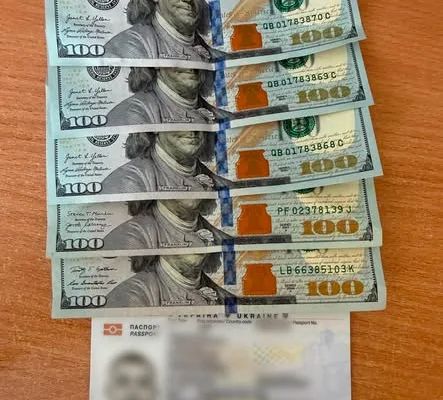 500 доларів під ноутбуком: у «Грушеві» чоловік намагався підкупити прикордонника