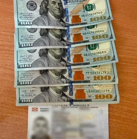 Чоловік у «Грушеві» намагався підкупити прикордонника, поклавши під ноутбук 500 доларів