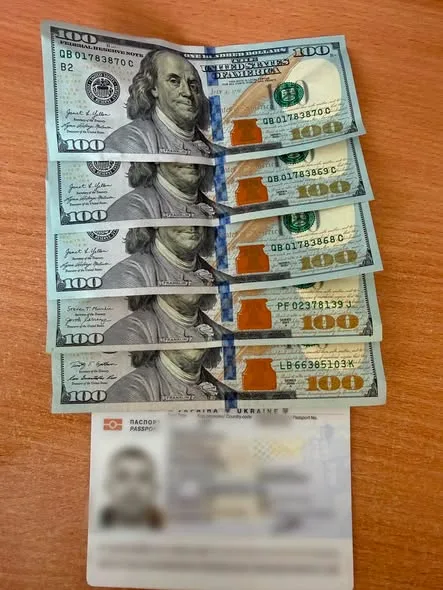 500 доларів під ноутбуком: у «Грушеві» чоловік намагався підкупити прикордонника