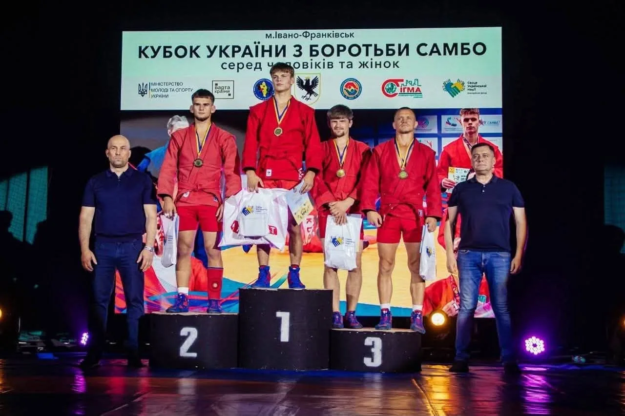 Успіх надвірнянських самбістів на Кубку України: три золота, високі нагороди та визнання Федерації