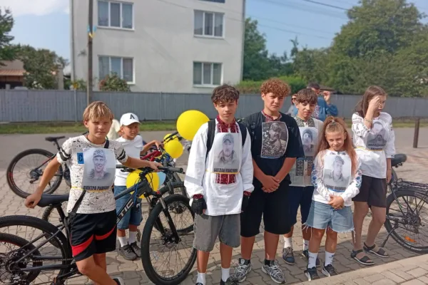 В Угорниках відбувся патріотичний велопробіг до Дня Державного Прапора України
