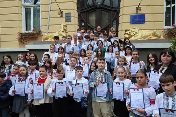 У Надвірній до Дня позашкілля відзначили кращих педагогів та юних переможців конкурсів