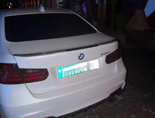 В Івано-Франківську нетверезий юнак без прав їздив на BMW по тротуару