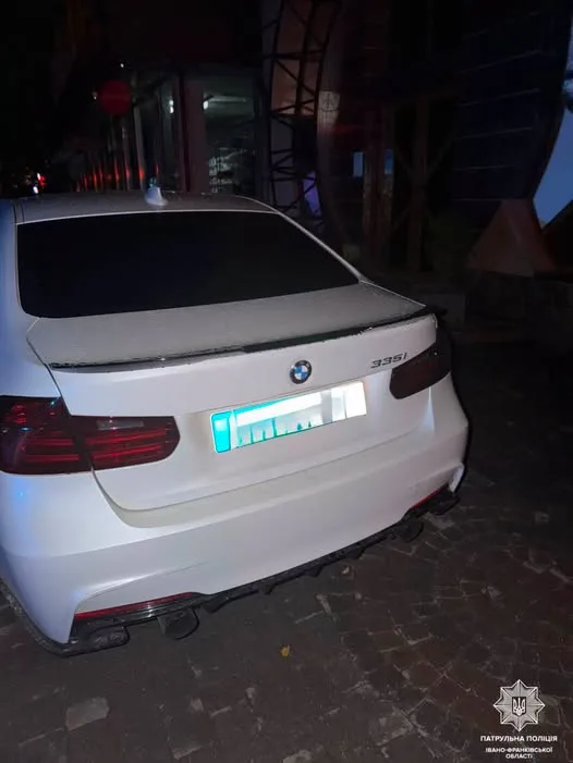 В Івано-Франківську нетверезий юнак без прав їздив на BMW по тротуару