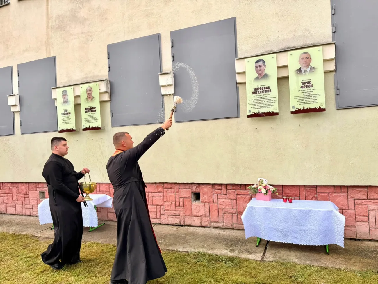 В Опришівцях відкрили та освятили пам’ятні дошки п’ятьом Захисникам України