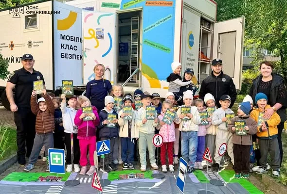 На Прикарпатті тривають пізнавальні заняття, під час яких офіцери-рятувальники громад спільно з поліцейськими навчають школярів і дошкільнят безпечної поведінки