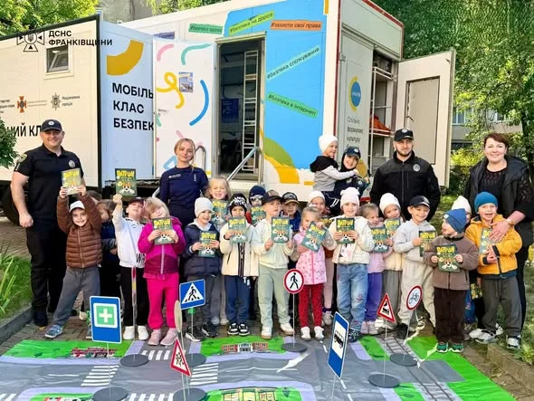 На Прикарпатті тривають пізнавальні заняття, під час яких офіцери-рятувальники громад спільно з поліцейськими навчають школярів і дошкільнят безпечної поведінки