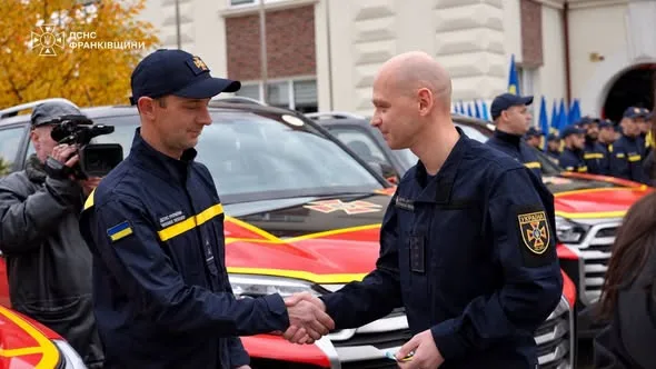 Рятувальникам Прикарпаття передали 10 нових автомобілів та вручили державні нагороди